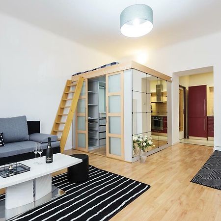 Stylish Apartment On Riverside Prag Eksteriør billede